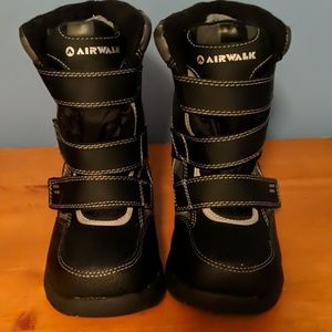 Boys size 11 Airwalk Thermolite Snow Boots
